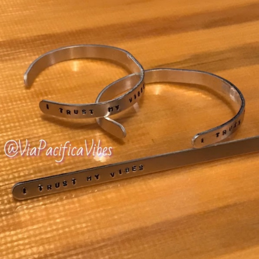 I TRUST MY VIBES CUFF
